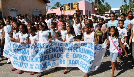 Passeata promove dia contra o abuso e exploração sexual de crianças e adolescentes.