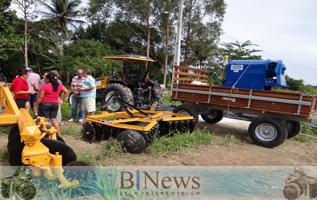 Janival e Jânio Natal entregam trator e implementos agrícolas para agricultores belmontenses.