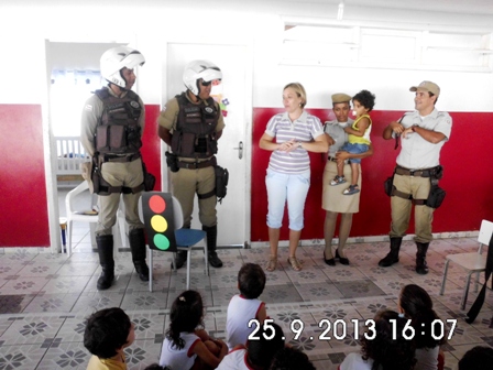 No Dia Nacional do Trânsito, Policiais do 8º Batalhão desenvolvem trabalho em parceria com escola.