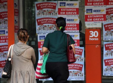 Bancários rejeitam proposta e mantêm greve nacional.