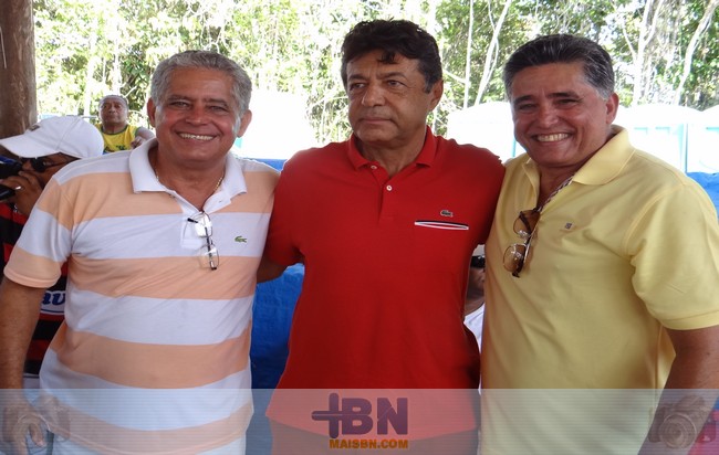 Janival e Jânio Natal inauguraram galpão que servirá de ponto de apoio para os pequenos agricultores do projeto piaçava e região.