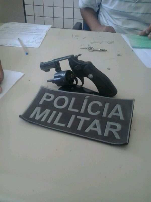 Policiais da 4ª Companhia  do 8º BPM conduziram menor encontrado com arma de fogo.