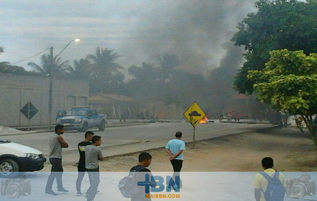 Manifestação por falta de segurança interdita a Rodovia BA-275 que liga Itapebi a Belmonte.