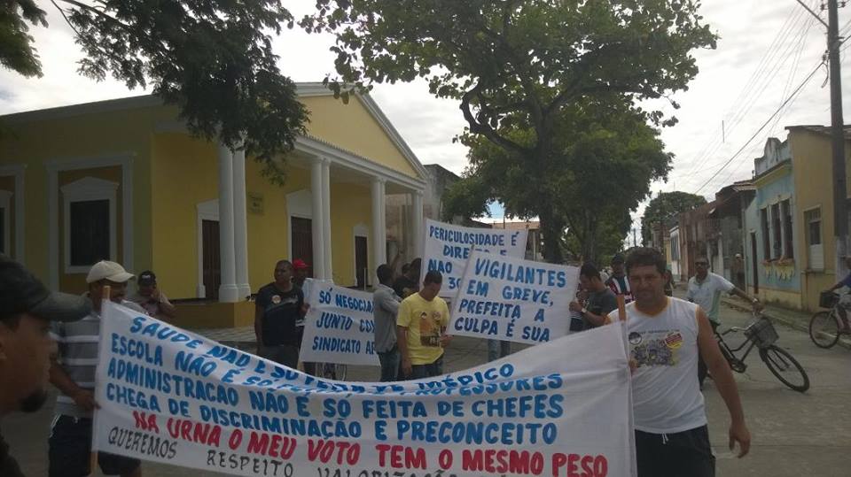 Vigilantes fazem protesto em Belmonte pleiteando melhorias salariais.