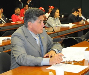 Deputado Jânio Natal promete fechar estrada se o DERBA não der jeito em buracos da BA-001.