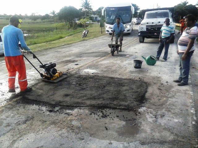 Prefeitura de Belmonte inicia operação Tapa-buracos na BA-001.