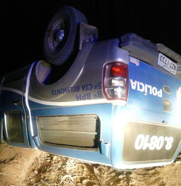 Policiais Militares de Barrolândia trocam tiros com bandidos e viatura capota em perseguição.