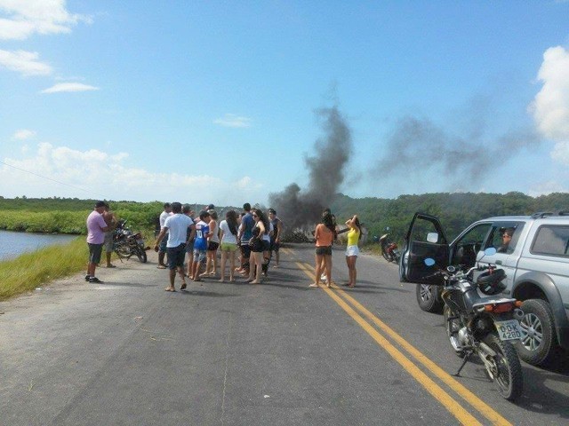 Moradores e comerciantes voltam a protestar na BA-001.