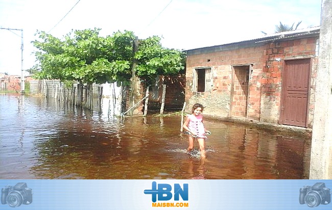 Bairros São Benedito e Bom Jardim sofrem com as grandes chuvas que caem em Belmonte.