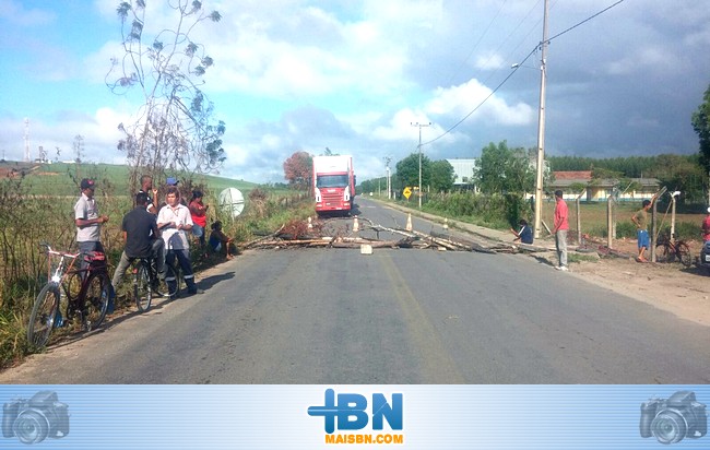 Manifestantes liberam o tráfego de veículos na BA-275 e tentarão audiência com a Prefeita Alice Britto.