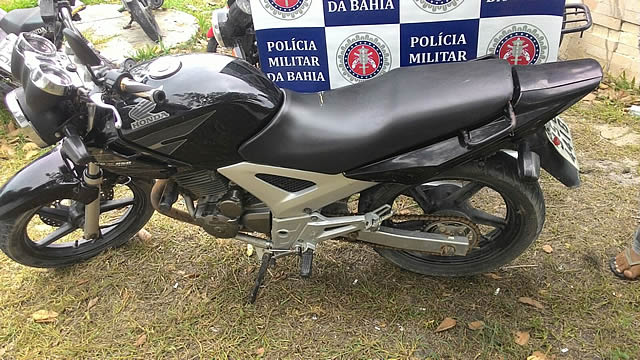 Policia Militar de Cabrália recupera moto roubada minutos após o crime.