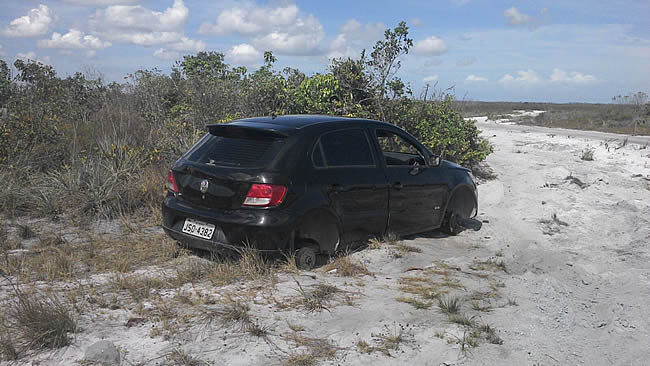 Policia de Barrolândia encontra carro preto usado em assalto a comércio em Belmonte.