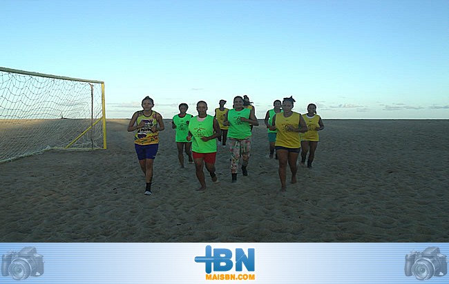 SELEÇAO FEMININA TREINA FIRME EM BUSCA DO TRI DO 20° TORNEIO DO DESCOBRIMENTO DE FUTEBOL DE AREIA DE 2016.