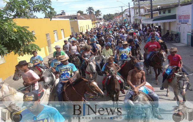 Cavalgada da Amizade leva para as ruas de Belmonte um grande número de amantes da montaria.