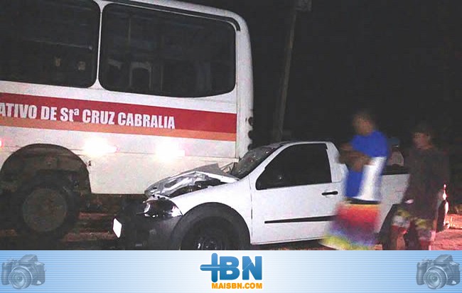 Ônibus quebrado e sem sinalização quase causa uma tragédia próximo ao povoado do Guaiú.