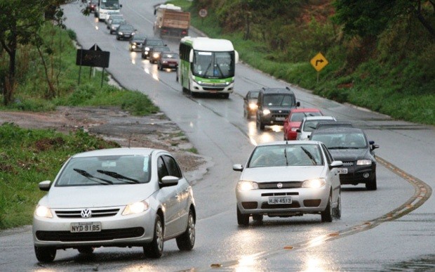 Uso do farol baixo em rodovias durante o dia passar a ser obrigatório a partir de sexta.