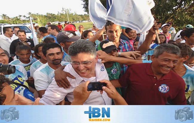 Janio Natal e Janival são recepcionados por uma multidão de gente na Barrinha.