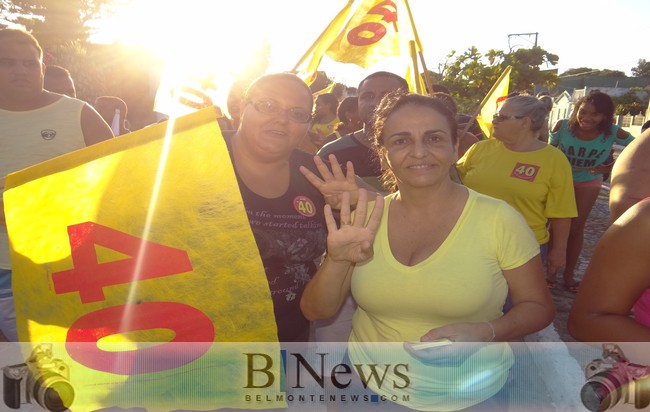 Candidata Alice Britto visita várias ruas de Belmonte e conversa com a comunidade.