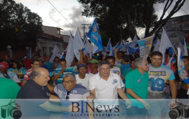 Jânio Natal e Janival fazem caminhada pelas ruas de Belmonte e visitam comunidades.