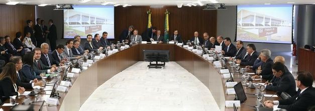 PEC dos gastos estaduais poderá congelar salários e dificultar a realização de concursos..