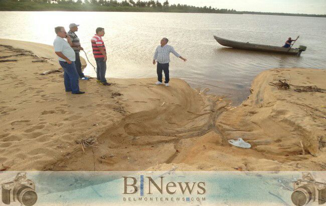 Prefeito e pescadores discutem soluções para o tráfego de embarcações em Belmonte.