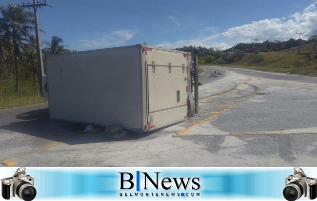 Caminhão tomba na BA-001 após tentar desviar de crateras na pista.