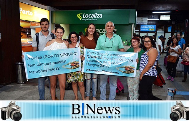 Campeã Mundial Juvenil de Natação é recebida com homenagens em Porto Seguro.