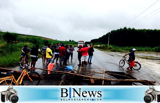 Moradores de Barrolândia fecham rodovia em manifestação contra a transportadoras da Veracel.