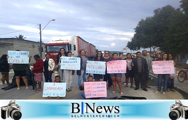 População de Barrolândia protesta em solidariedade aos professores da rede municipal.