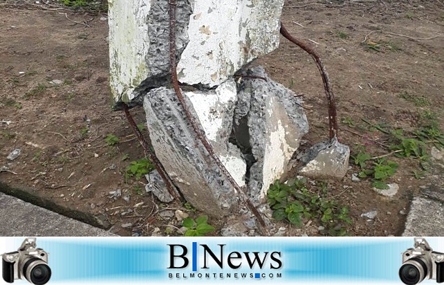 Postes caindo mostram o descaso da COELBA com a população de Barrolândia.