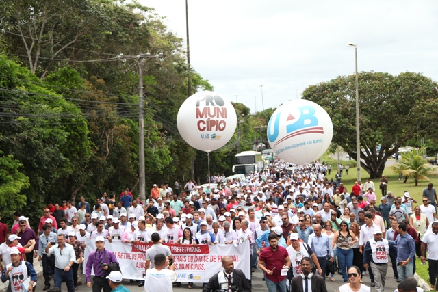 Prefeito de Belmonte participa de manifestação dos prefeitos da Bahia em Salvador.