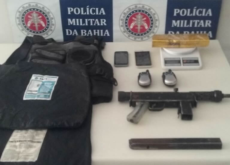 Ação policial conjunta prende criminosos e uma submetralhadora em Porto Seguro.