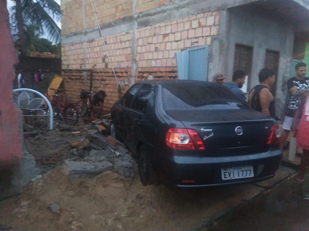 Condutor não habilitado perde direção de veículo e se choca com um muro em Belmonte.