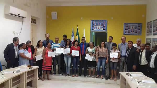 TRABALHADORES DA EDUCAÇÃO RECEBEM HOMENAGEM NA CÂMARA DE VEREADORES.