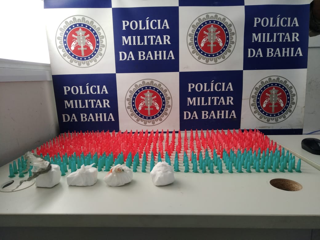 Polícia Militar prende duas pessoas acusadas de transportar drogas entre as cidades de Eunápolis e Porto Seguro.