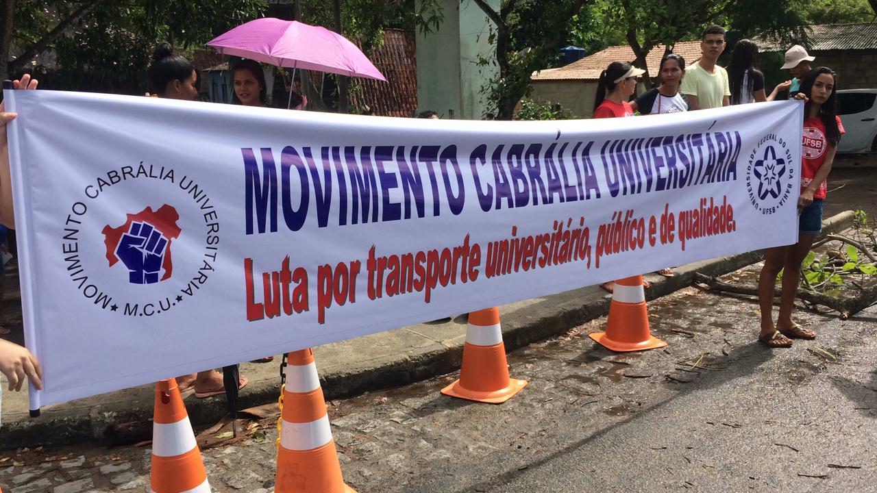 Universitários de Cabrália fazem protesto para reivindicar transporte escolar.