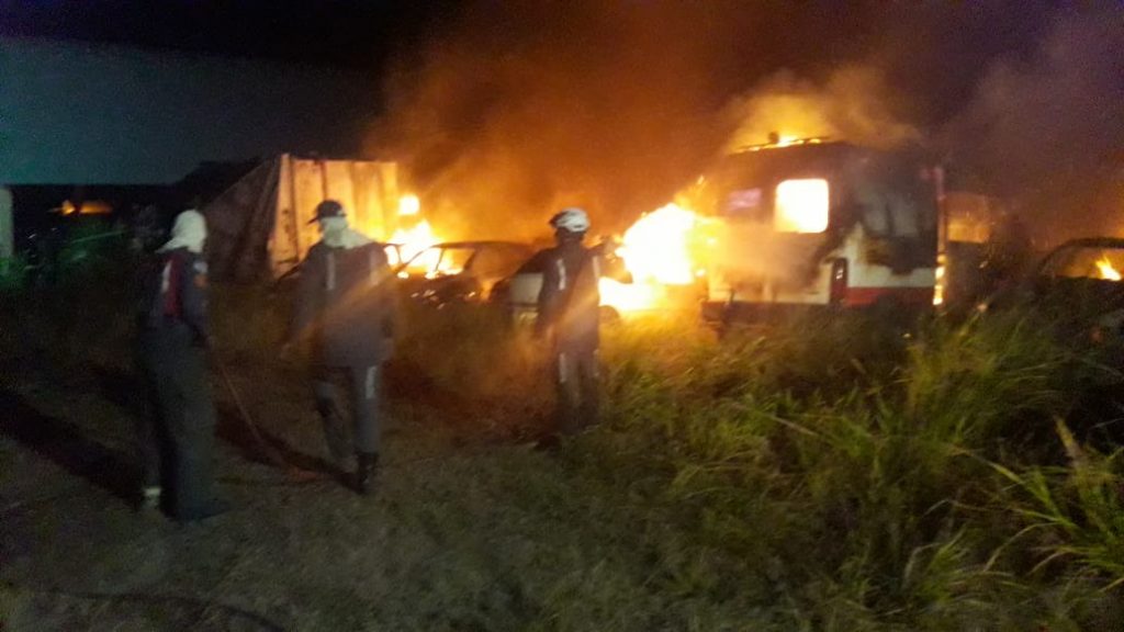 Incêndio de grandes proporções atinge pátio de carros apreendidos em Porto Seguro.