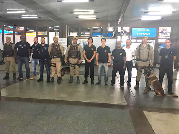 Forças de segurança intensificam operações e usam cães farejadores no Aeroporto Internacional de Porto Seguro.