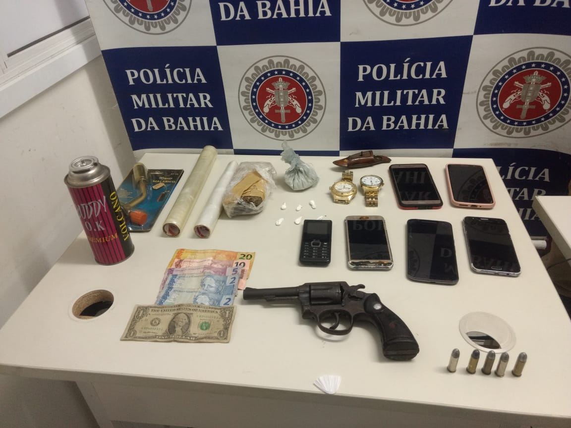 Polícia Militar prende 03 homens suspeitos de assaltos e envolvimento com o tráfico de drogas em Porto Seguro.