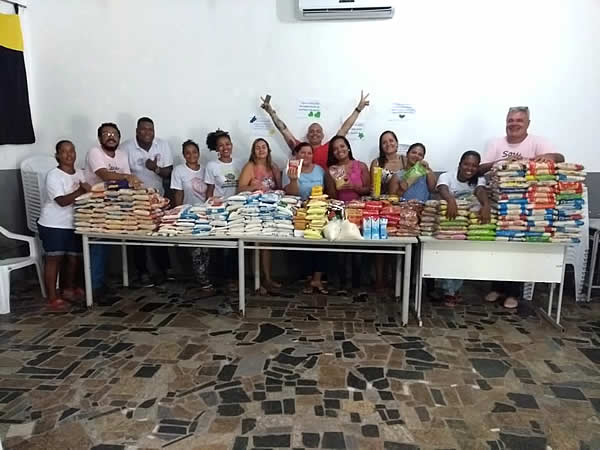 Bloco Disque 100 arrecada 01 tonelada de alimentos que serão doados à instituições filantrópicas.