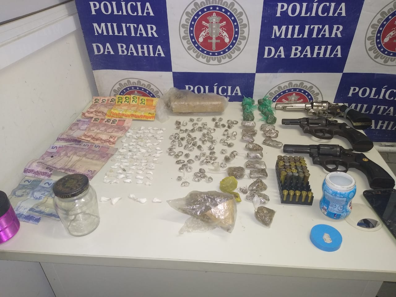 PM apreende menor portando 03 revólveres e drogas no distrito de Santo Antônio, em Santa Cruz Cabrália.