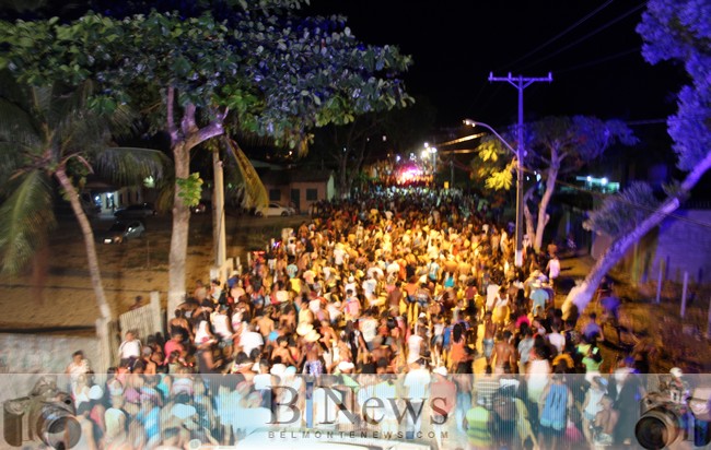 Primeiro Arrastão do Carnaval 2019 leva um mar de gente para as avenidas de Belmonte.