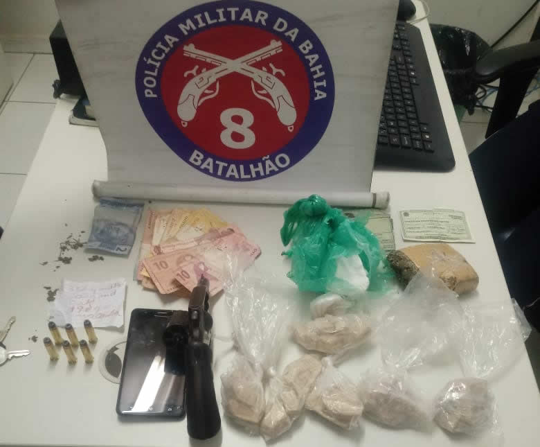 Polícia Militar prende homem portando armas de drogas na Balsa de Santa Cruz Cabrália.