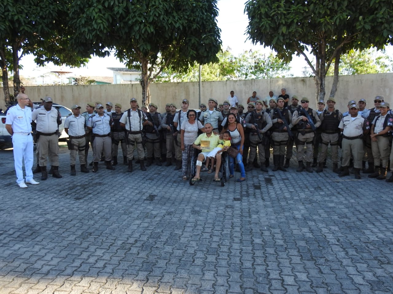 8ºBPM presta homenagens a soldado ferido em confronto com bandidos em Porto Seguro.