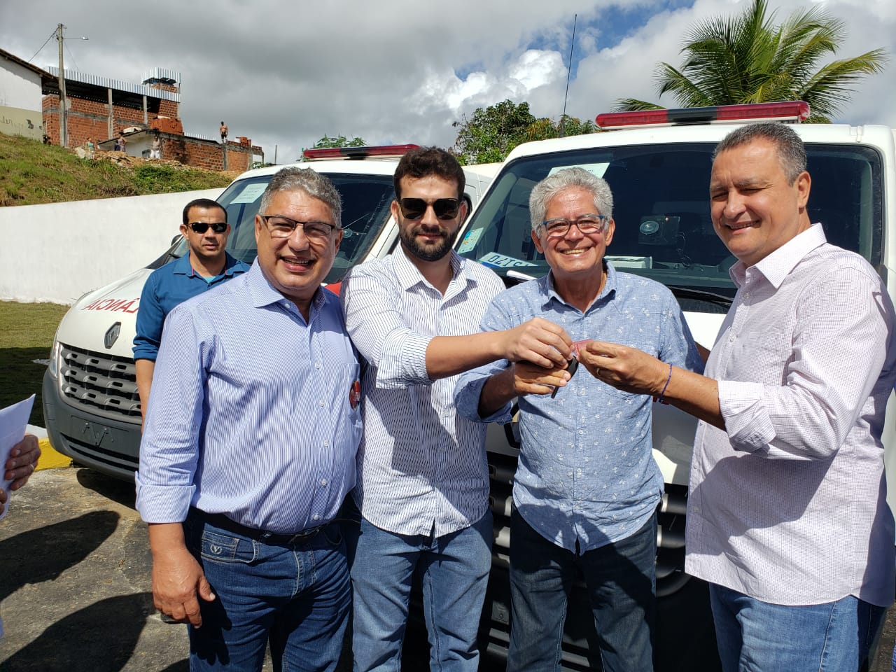 Prefeito Janival Borges recebe a quinta ambulância das mãos do Governador Rui Costa