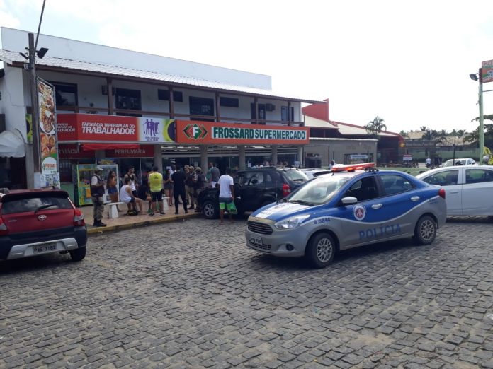 PM prende em flagrante funcionária de supermercado vendendo bebida para menor em Porto Seguro.