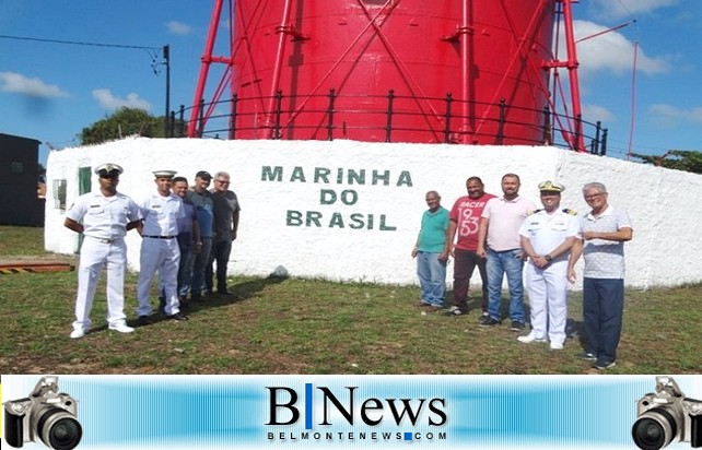 Representantes da Marinha entregam o Farol de Belmonte totalmente reformado.