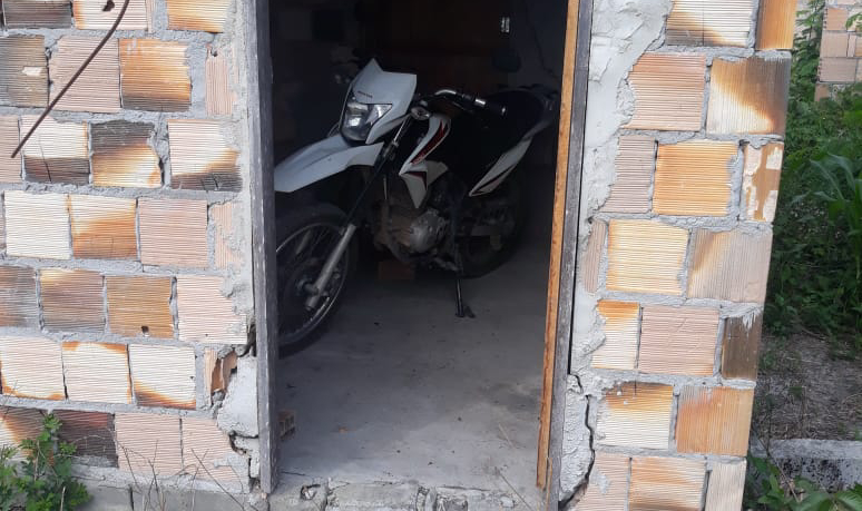 Polícia Militar recupera motocicleta roubada em assalto à propriedade rural em Belmonte.