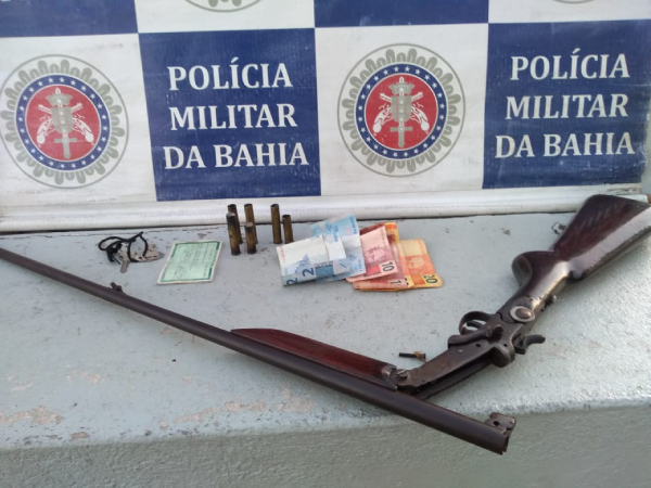 PM apreende arma de fogo que estava escondida em um quarto de pousada, em Cabrália.