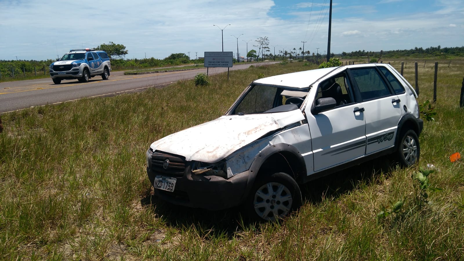 Motorista tenta desviar de pequeno animal na pista e capota na rodovia BA-001.